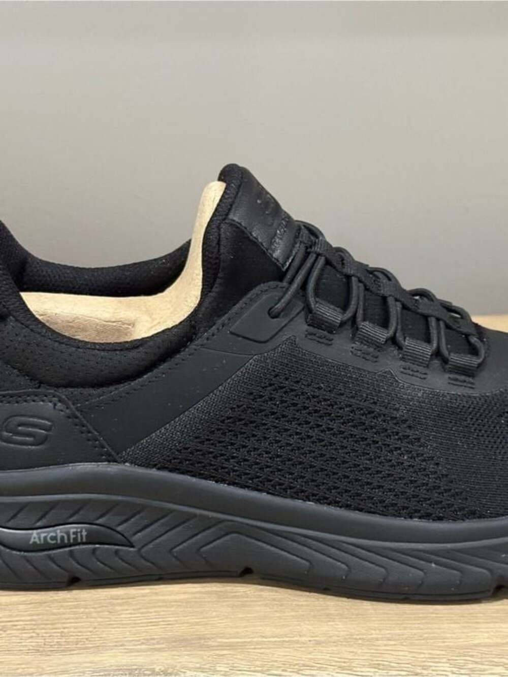 NIB Skechers Black Arch Fit Slip-Resistant Knit Sneaker, 8.5M - Picture 3 of 8